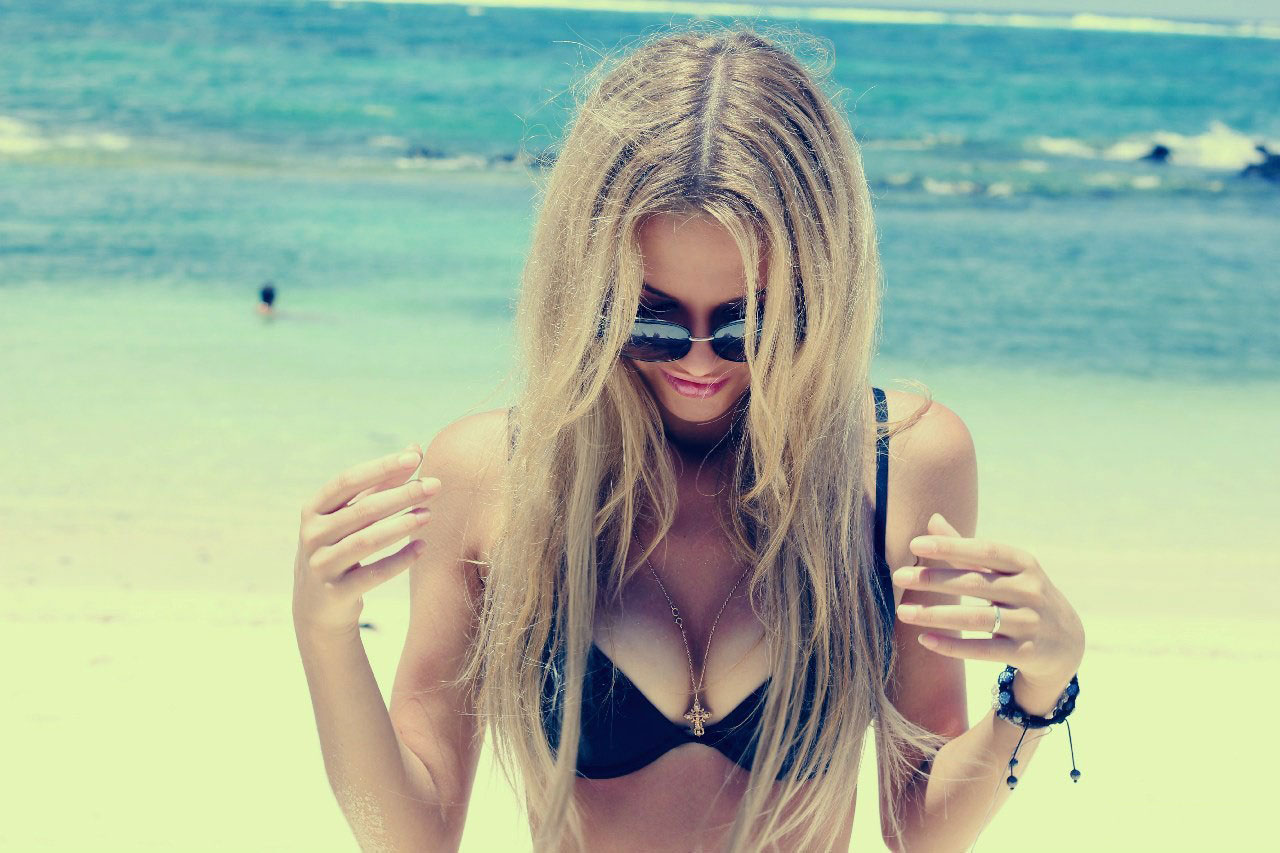 1280x853, 184 Kb / пляж, блондинка, сиськи, купальник, море, очки