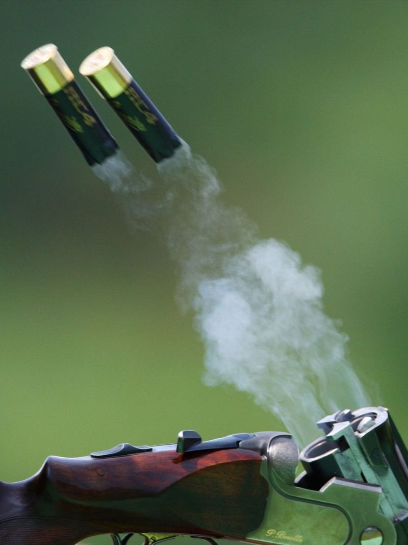 800x1067, 76 Kb / стендовая, стрельба, гильзы, эжектор, дым, двустволка