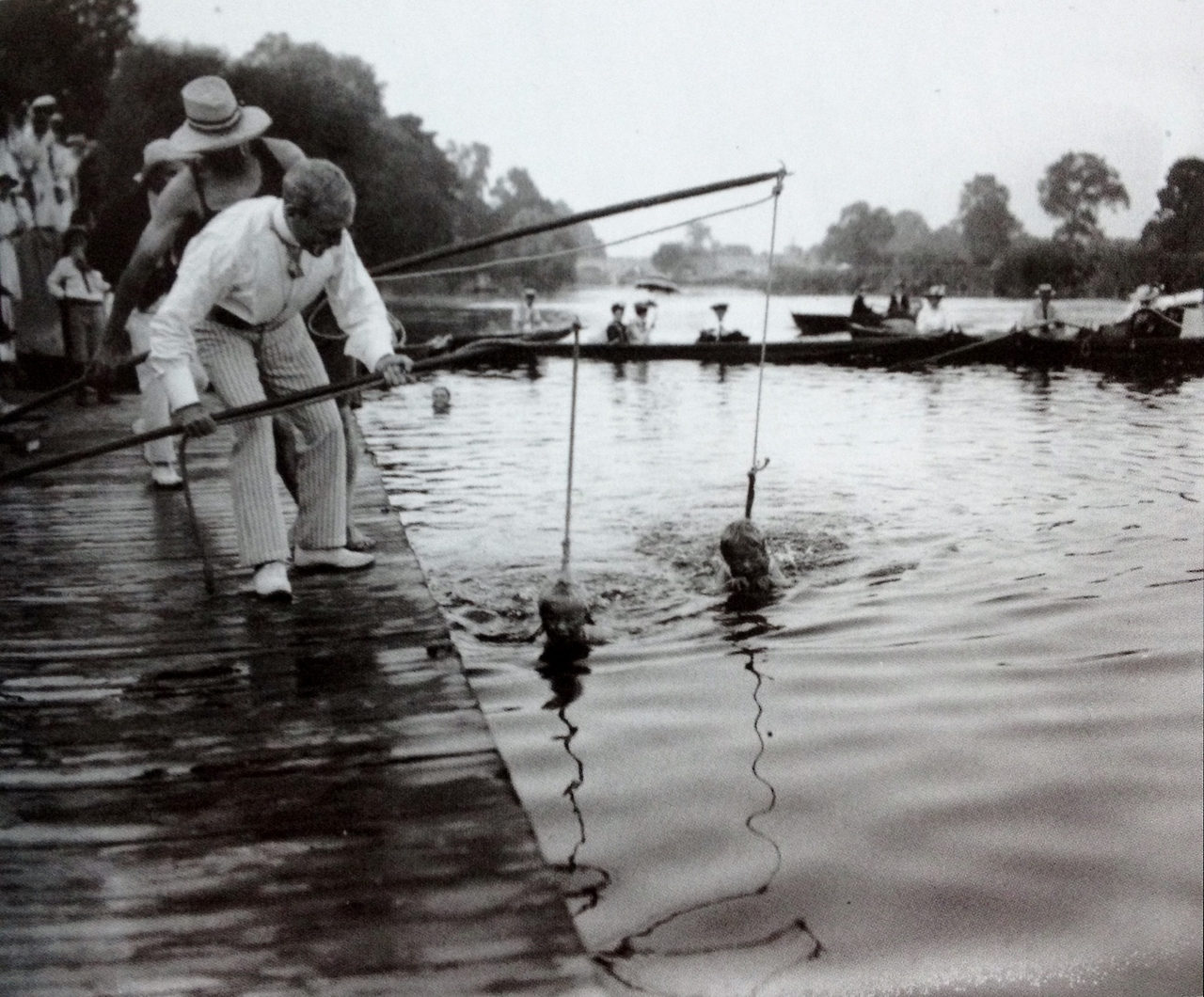 1280x1060, 249 Kb / удочка, ретро, плавание, обучение, уроки, ч/б