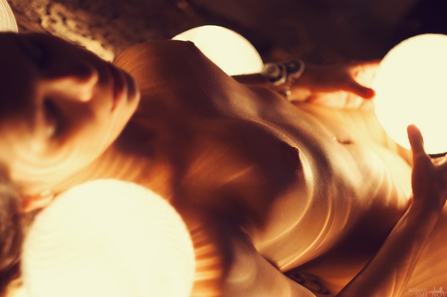 900x599, 57 Kb / сиськи, свет, шары