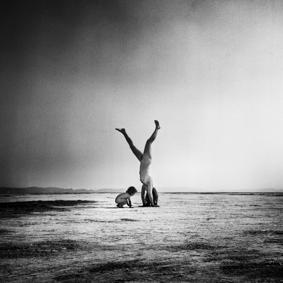 904x904, 349 Kb / ребенок, женщина, на руках, пляж, ч/б