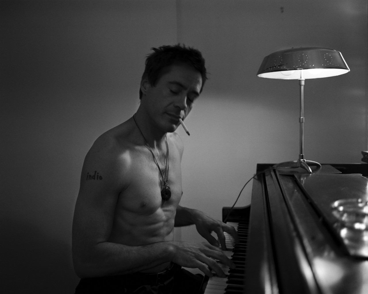 1280x1025, 150 Kb / robert, downey jr, роберт, дауни, младший, рояль, светильник, сигарета