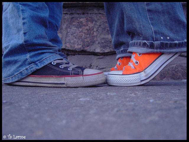 640x480, 52 Kb / кеды, джинсы, поцелуй, на цыпочках