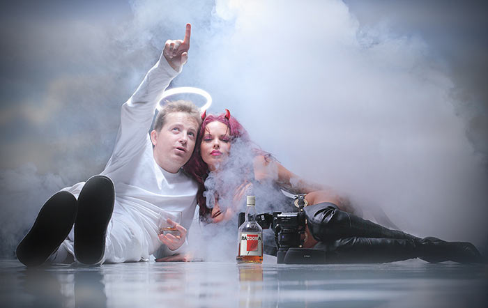 700x442, 36 Kb / фотограф, модель, камера, бутылка, бокал, нимб, рожки