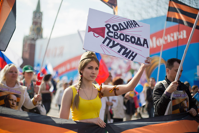 700x467, 108 Kb / девушка, Георгиевская ленточка, Московский Кремль, путин