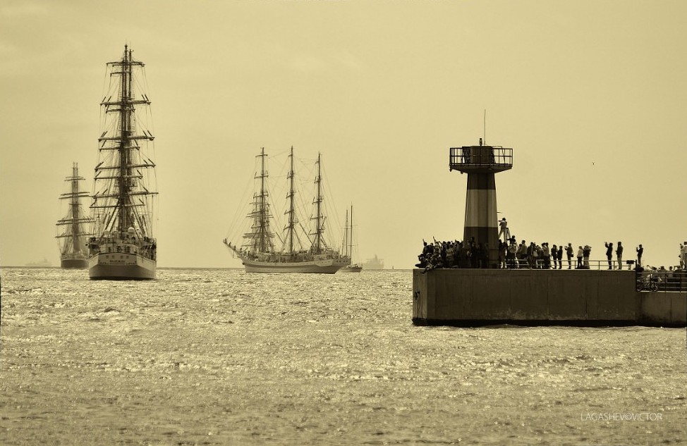 974x633, 149 Kb / регата, парусники, мол, маяк, провожают