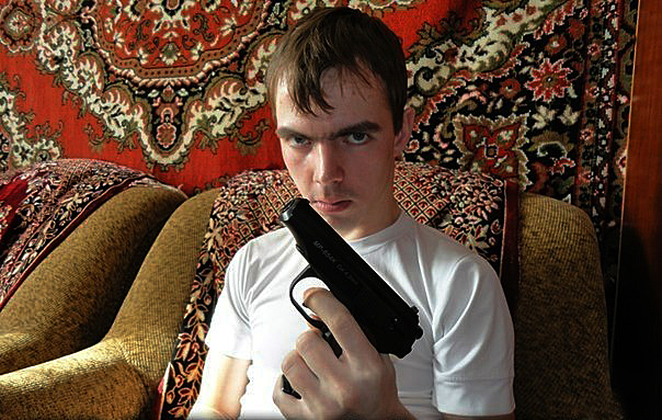 604x383, 306 Kb / ковер, пистолет, задрот