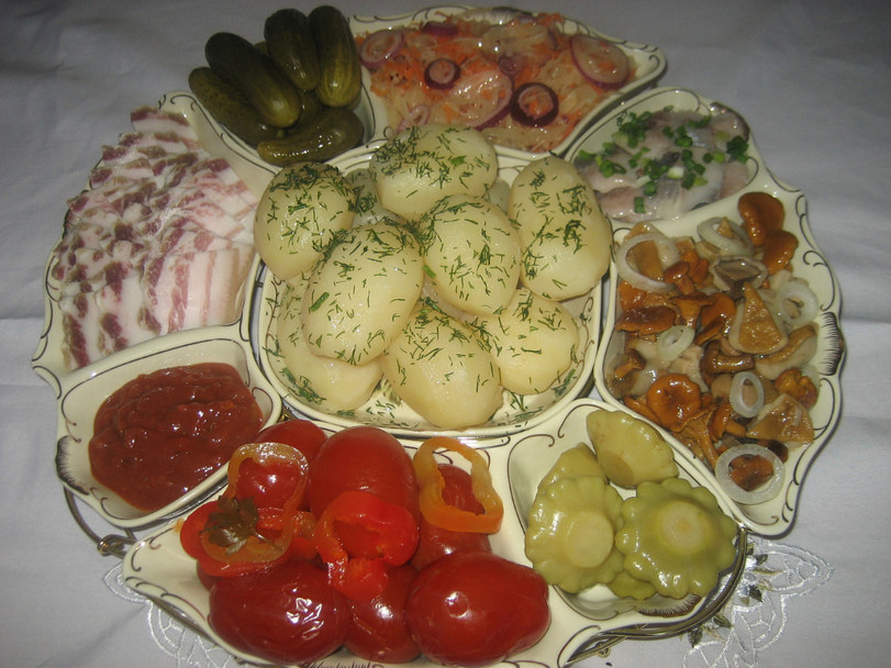 811x608, 162 Kb / соленья, тарелка, помидоры, огурцы