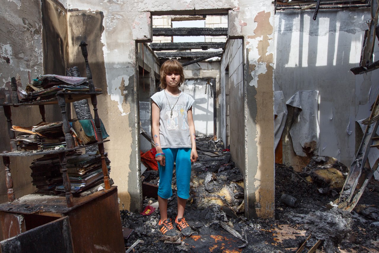 1280x854, 305 Kb / девочка, дом, пожар