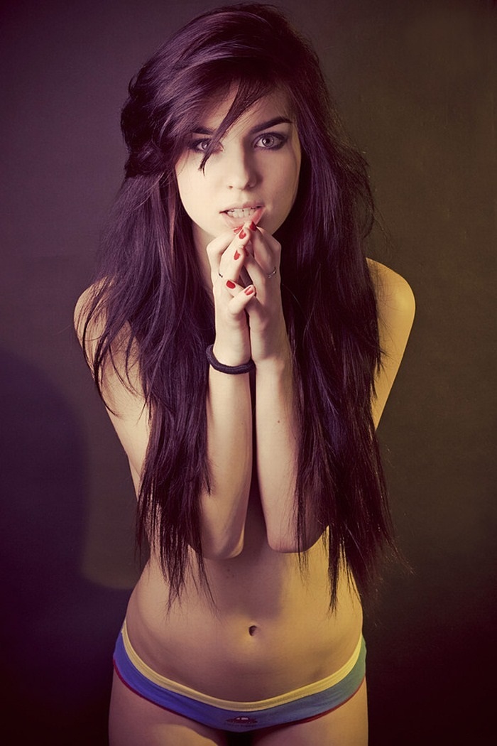 700x1050, 161 Kb / девушка, трусики, белый, синий, красный, фенечка, KRISS LARKINA, Кристина Ларкина