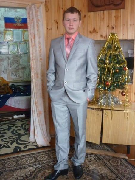 453x604, 42 Kb / школьник, костюм, флаг, дипломы, ковер, елка