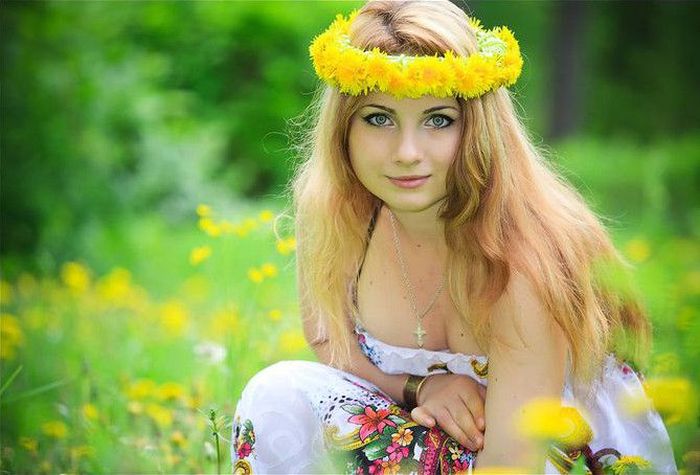 700x475, 54 Kb / сиськи, цветочки, платьишко, трафка, венок, одуванчики, свиноподобная