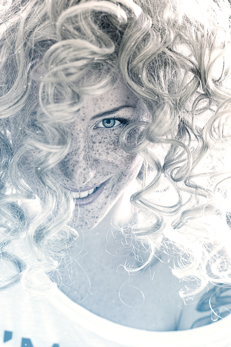 780x1170, 297 Kb / веснушки, кудри, локоны, улыбка, тату