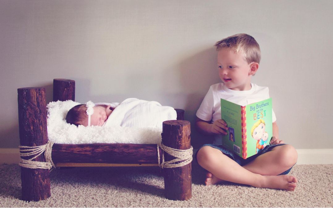 1077x675, 91 Kb / дети, мальчик, младенец, кроватка, книга, палас