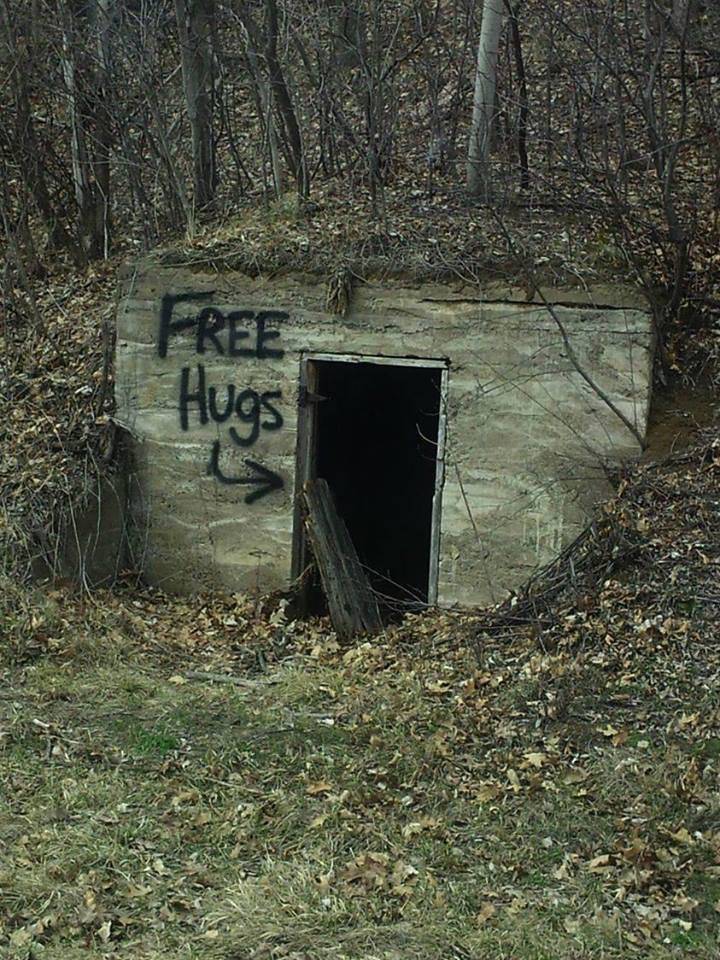 720x960, 158 Kb / free hugs, лес, руины, дверь