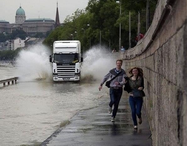 596x465, 64 Kb / вода, грузовик, брызги, бегом