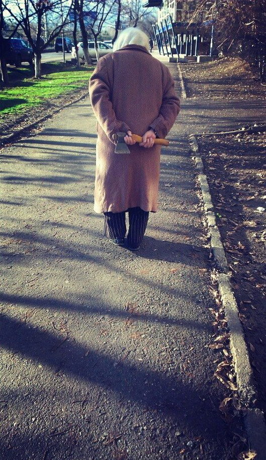 529x914, 214 Kb / старушка, топор, асфальт, тротуар, бордюр, осень