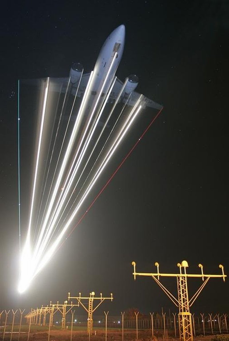 800x1192, 99 Kb / самолёт, огни, след