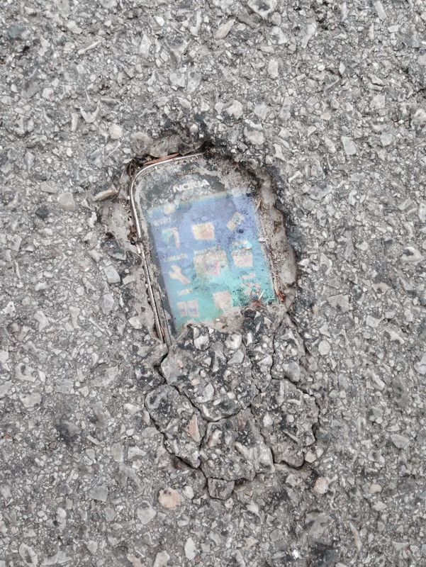 601x800, 147 Kb / телефон, асфальт, nokia, реклама