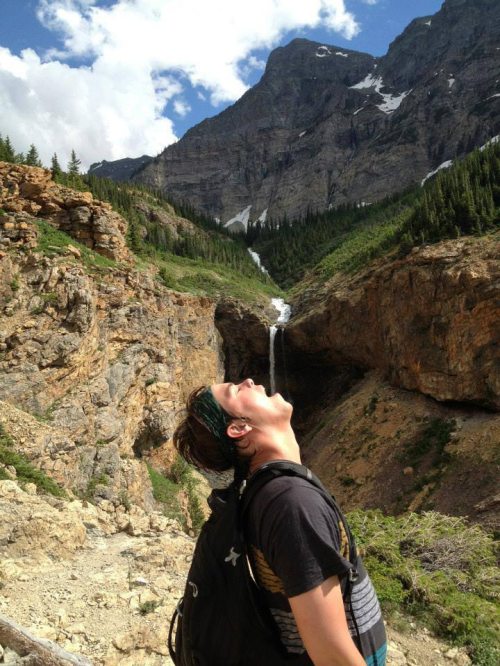 500x666, 85 Kb / водопад, скала, турист