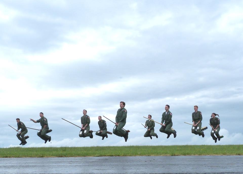 960x687, 54 Kb / эскадрилья, швабры, летуны