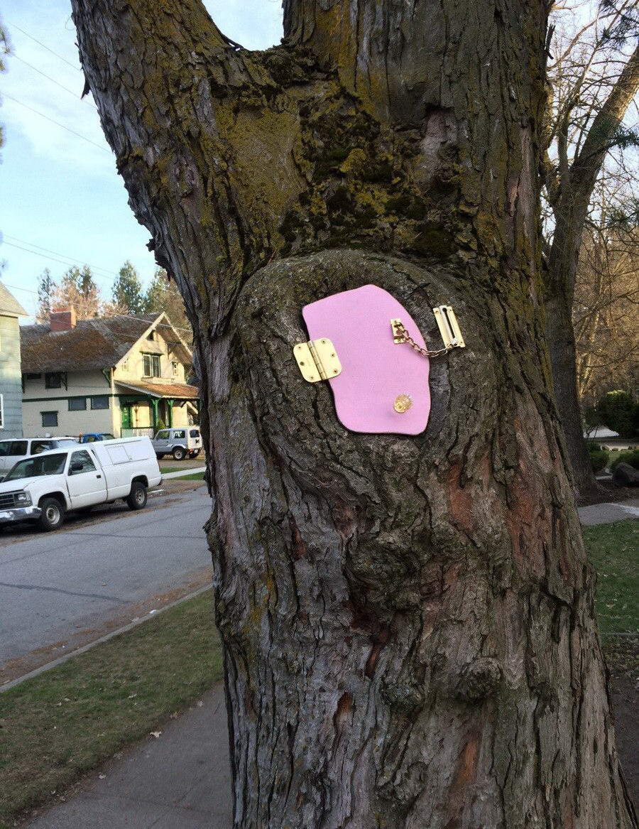 900x1167, 262 Kb / дерево, дупло, дверь