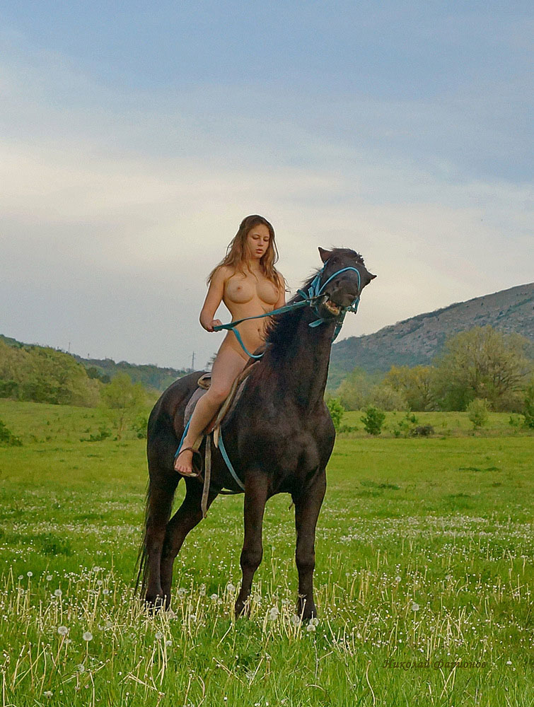 755x1000, 219 Kb / девушка, лошадь, одуванчики