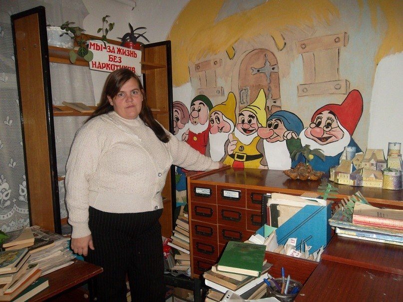 807x605, 115 Kb / девушка, гномы, табличка