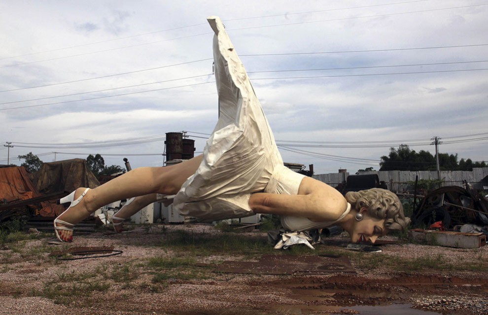 990x640, 144 Kb / Marilyn Monroe, Мэрилин Монро, статуя, свалка