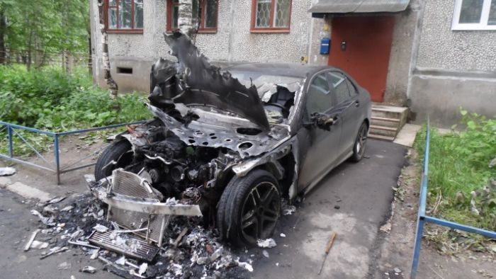 700x394, 61 Kb / сгоревший, автомобиль, подъезд, дом, тротуар