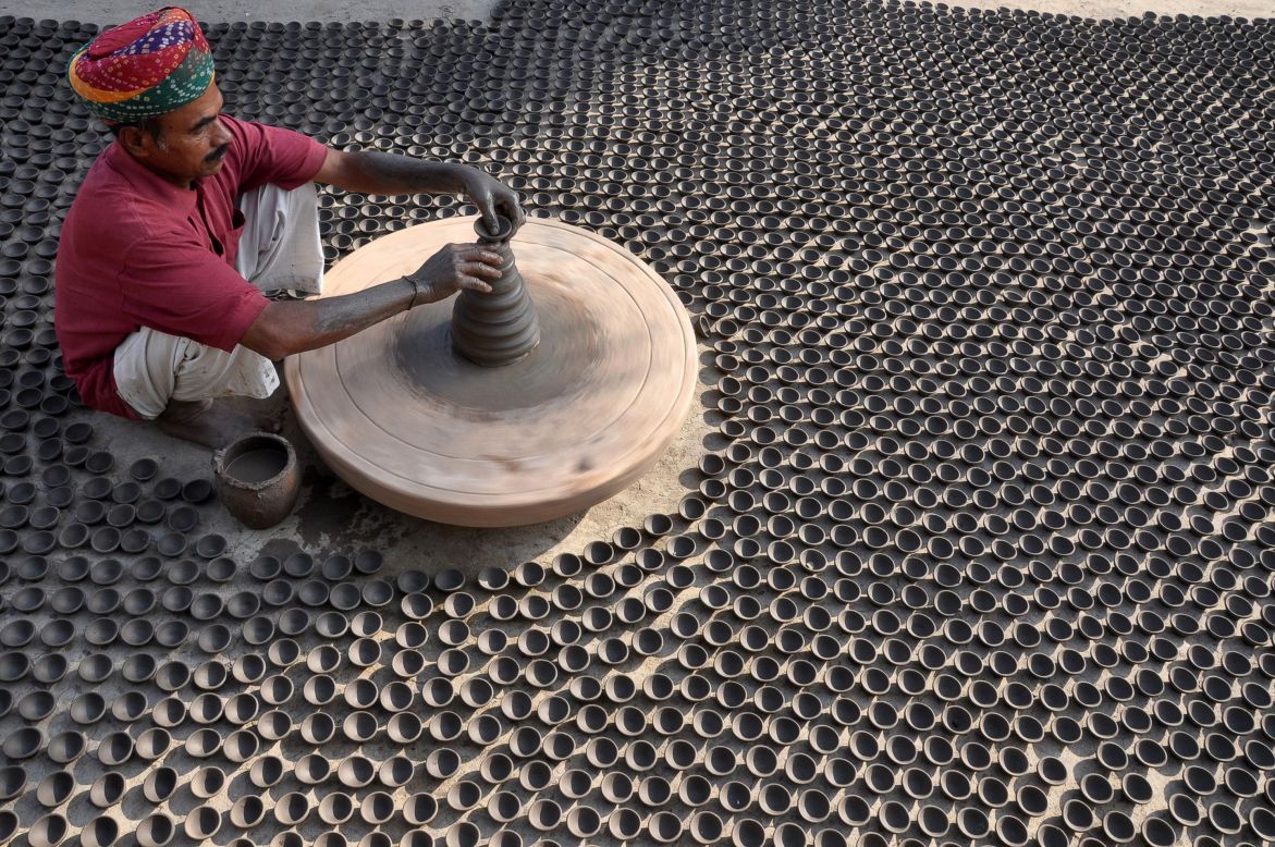 1171x778, 287 Kb / глина, гончар, пиалки, гончарный, круг