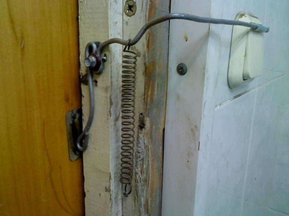 960x720, 58 Kb / выключатель, пружина, дверь, свет