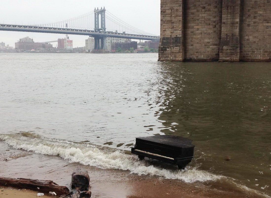 1100x804, 244 Kb / рояль, река, вода, мост