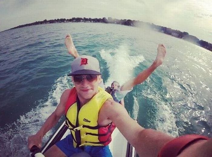 700x521, 74 Kb / самострел, лодка, кепка, жилет, очки