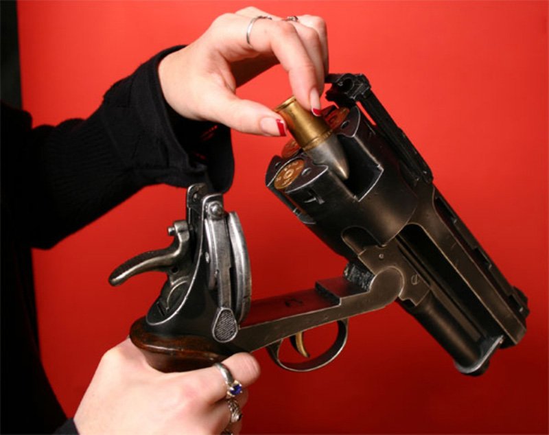 800x634, 67 Kb / револьвер, самаритянин, хеллбой, оружие, патрон, красный