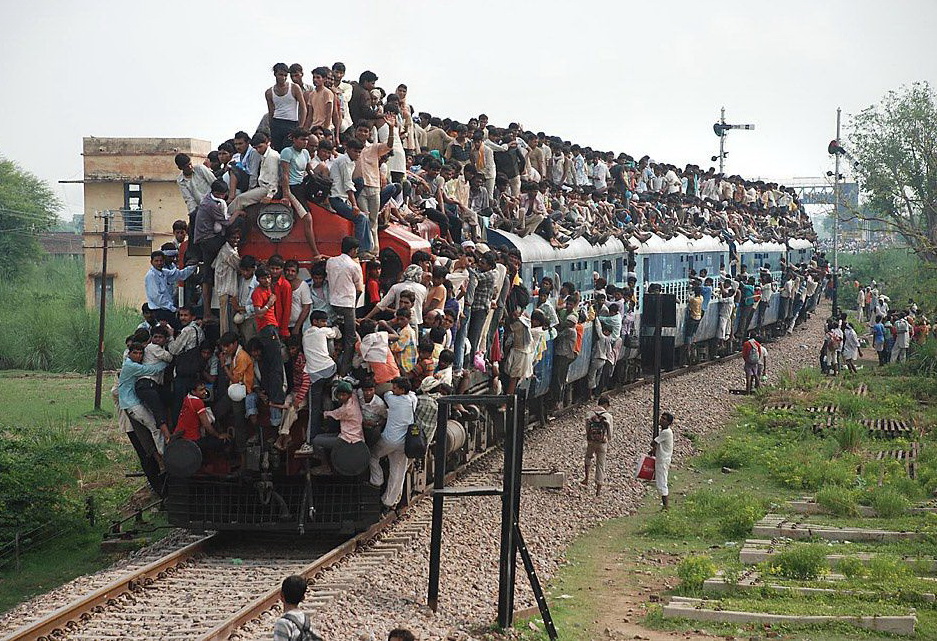 937x641, 339 Kb / поезд, рельсы, люди, пассажиры