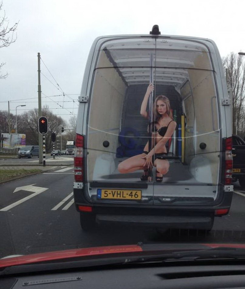 807x951, 163 Kb / микроавтобус, дверь, шест, стриптиз, графика