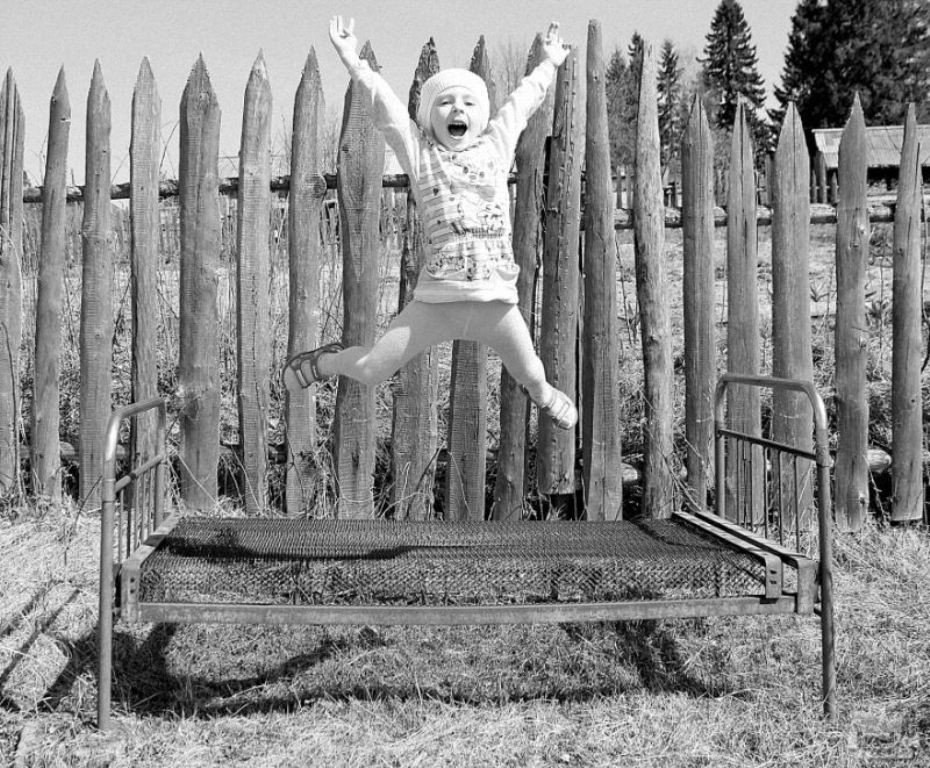 930x768, 201 Kb / девочка, прыгает, кровать, забор, детство, радость, ч/б