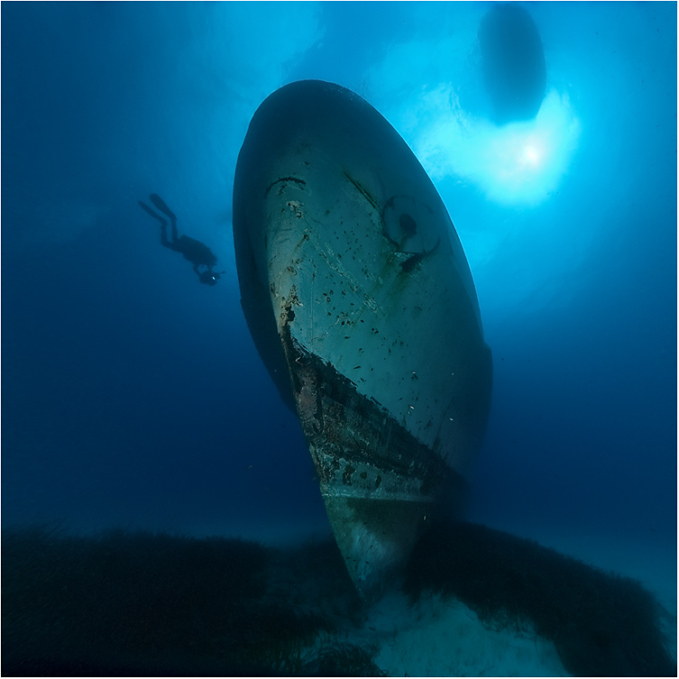 753x753, 246 Kb / корабль, дайвер, под водой