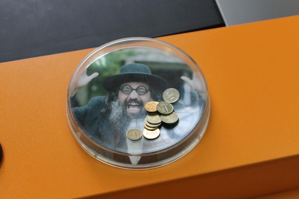 1024x683, 53 Kb / еврей, хасид, ортодокс, радость, монеты, копейки, тарелка, мелочь