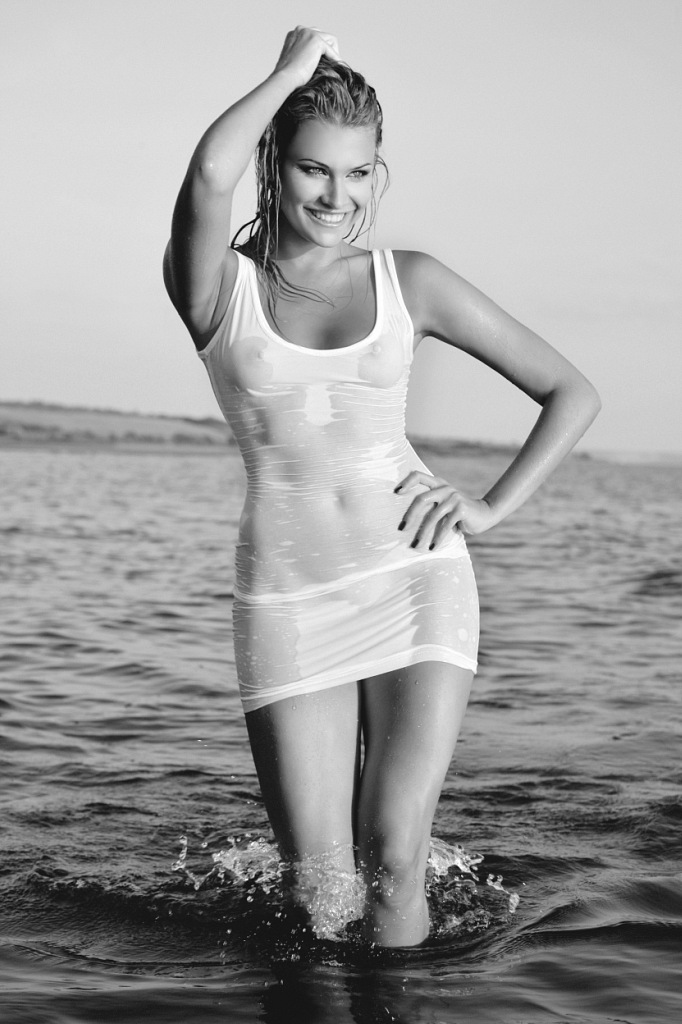 682x1024, 155 Kb / улыбка, майка, вода, ч/б, мокрая, пресс, ксения, чепенко