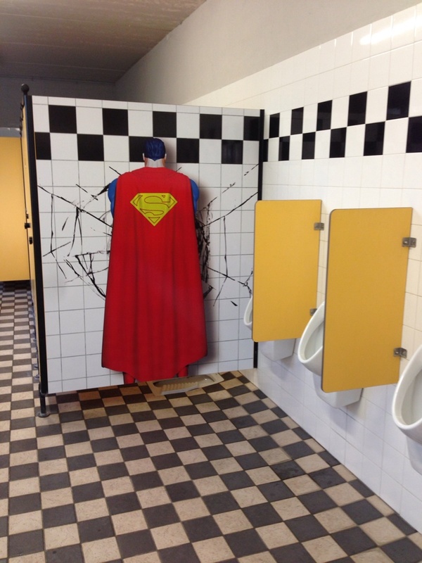 600x800, 139 Kb / писуар, туалет, кабинка, супермен