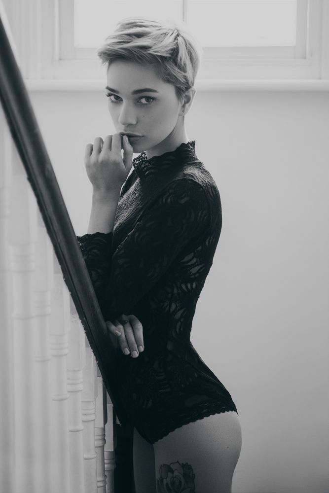 667x1000, 44 Kb / тату, боди, роза, короткая прическа, ч/б