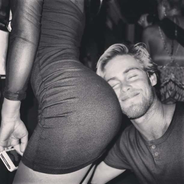 612x612, 65 Kb / попа, платье, парень, прилёг, кайф, ч/б