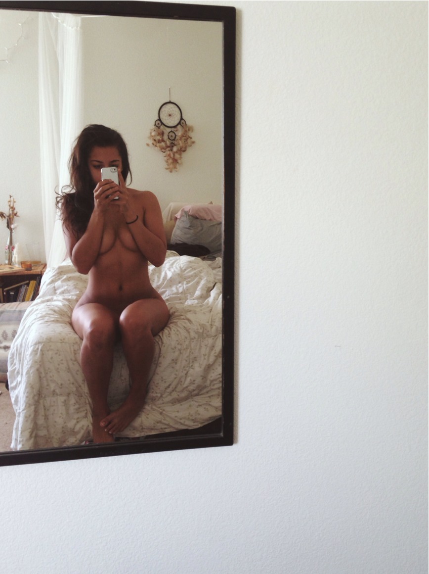 868x1160, 159 Kb / селфи, зеркало, часы, брюнетка, постель