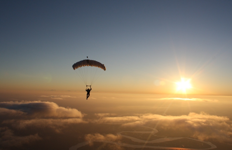 811x526, 112 Kb / парашют, облака, небо