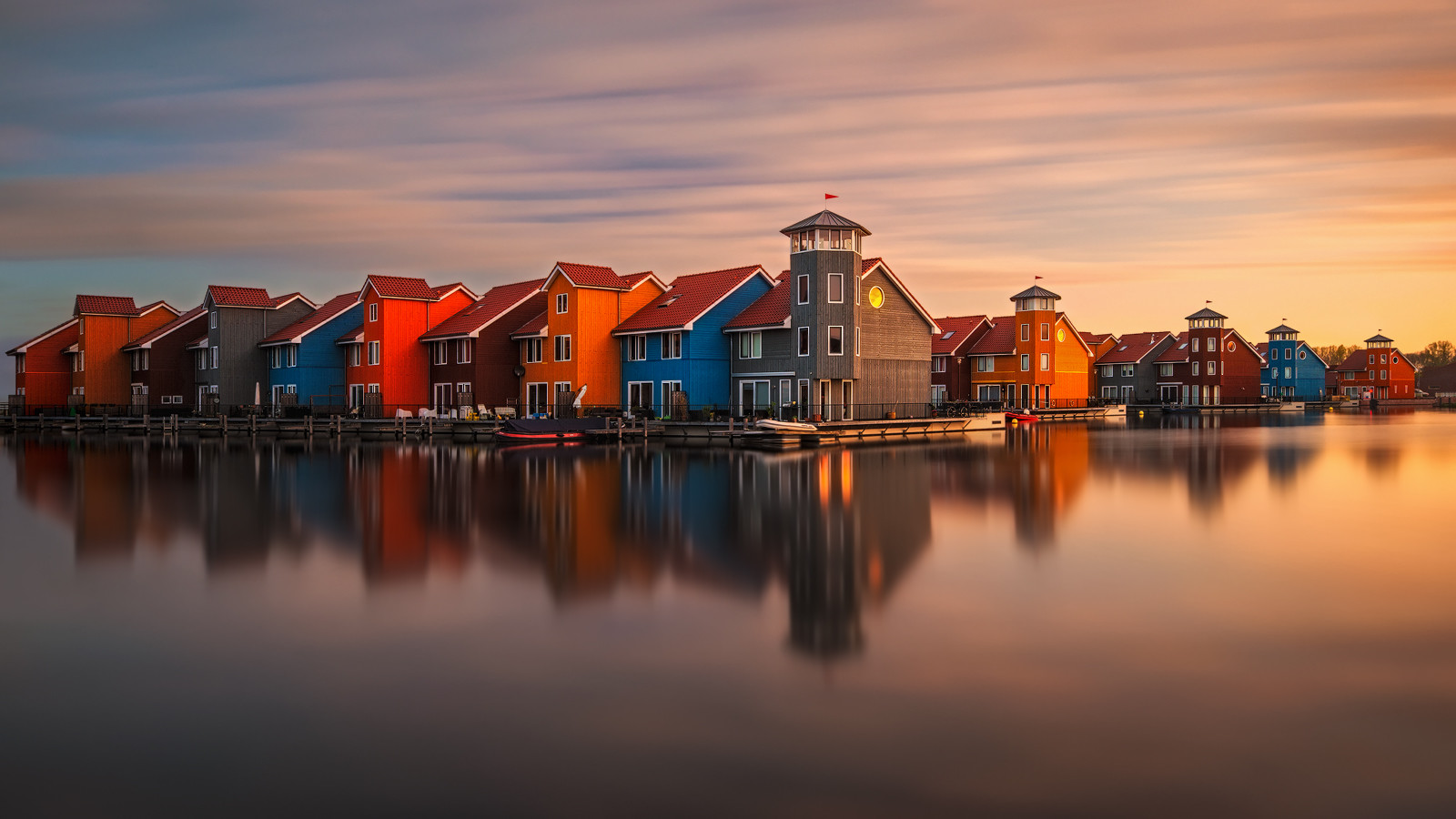 1600x900, 245 Kb / голландия, домики, разноцветные, отражение