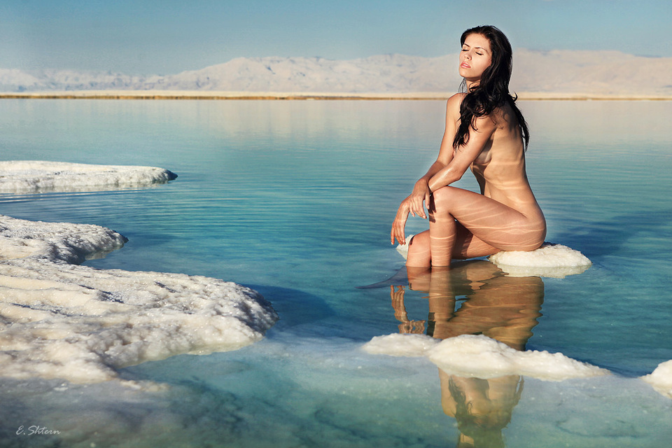 960x640, 195 Kb / брюнетка, соль, озеро, сидит