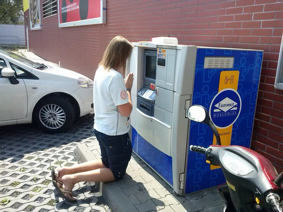 960x720, 119 Kb / банкомат, на коленях, молитва, деньги