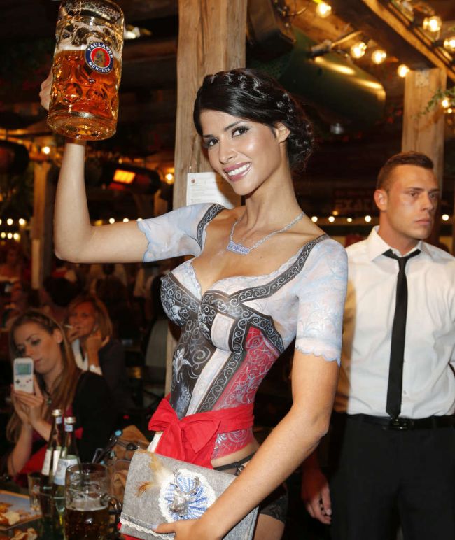 650x772, 84 Kb / октоберфест, пиво, бодиарт, брюнетка, официантка